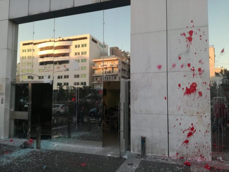 Αγνωστοι με μηχανές πέταξαν και μπογιές και έσπασαν την είσοδο της εφημερίδας «Έθνος» (εικόνες)